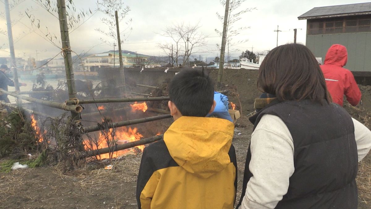 海辺の「どんど焼き」　正月飾り燃やし、無病息災など願う　小浜市･塩竃海岸