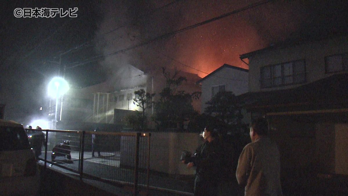 住宅を全焼する火事　全焼した住宅から見つかった遺体は74歳の男性と判明　島根県松江市