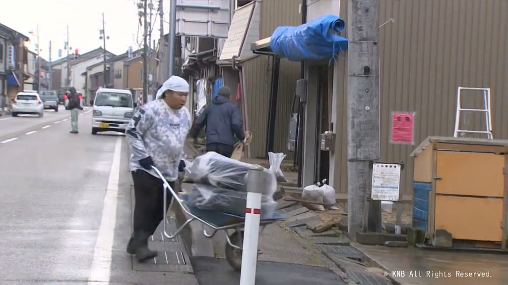 富山県内　断続的に冷たい雨の中　氷見市では後片付け