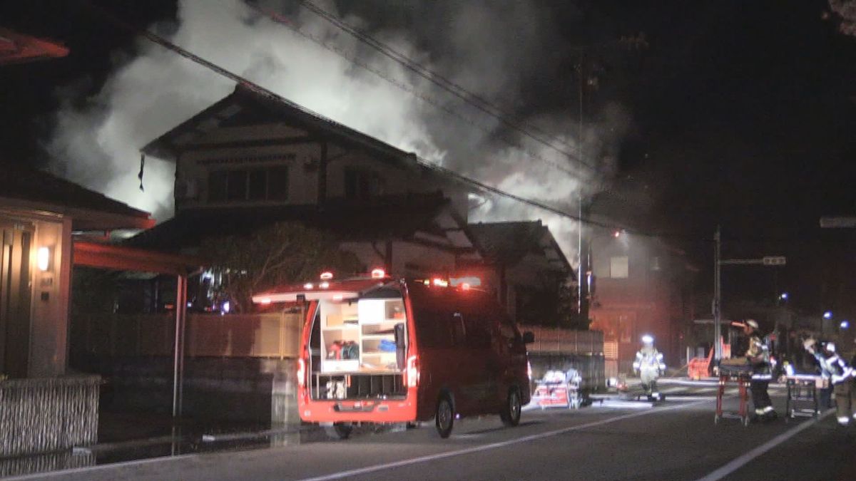 「煙がすごい」未明の福井市の住宅街で火事　焼け跡から3人の遺体　不明の一家か