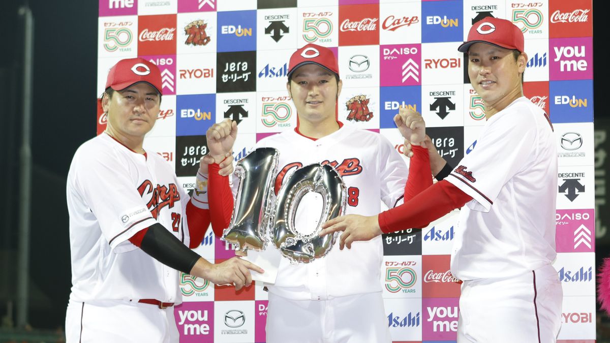 左から會澤選手、床田投手、堂林選手(写真：時事)