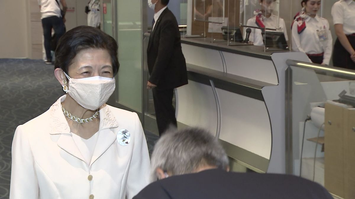 高円宮妃久子さまと長女の承子さま、ヨルダン皇太子の結婚式参列のため羽田空港を出発