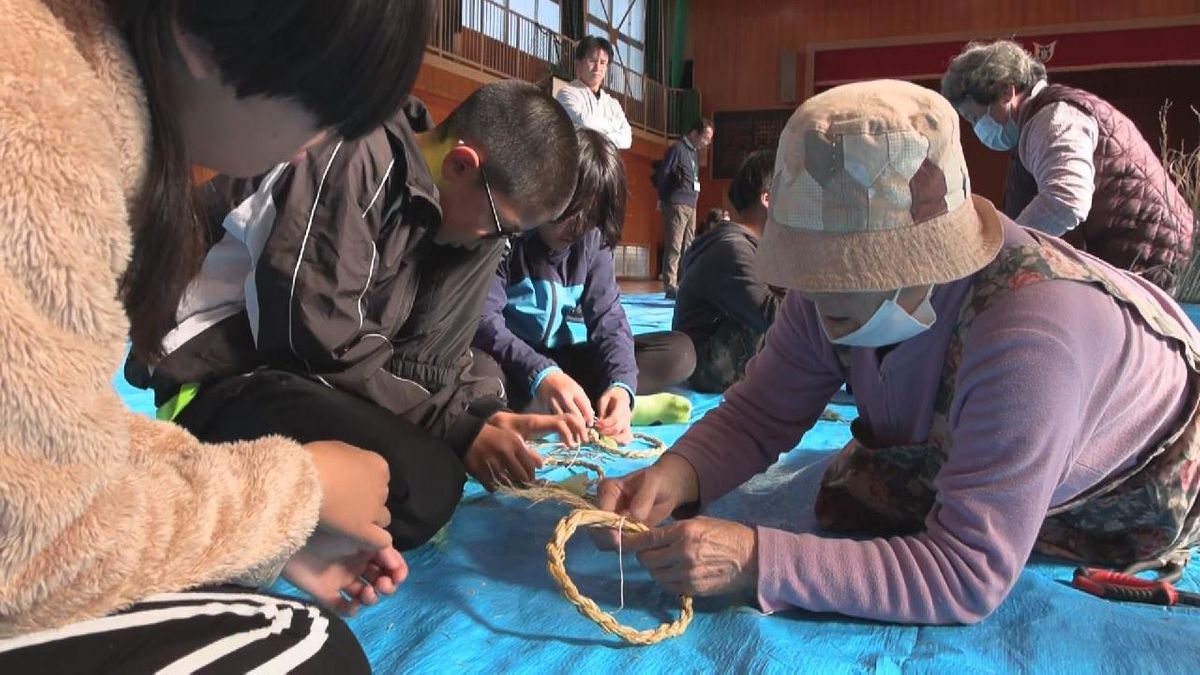 三重県尾鷲市の小学校　全校の児童１６人が「しめ縄」作り　伝統文化を学ぶために２０年前から授業の一環で