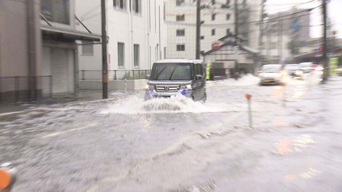 大雨　新潟市内で道路冠水が相次ぐ　動画は25日午前の新潟市中央区《新潟》