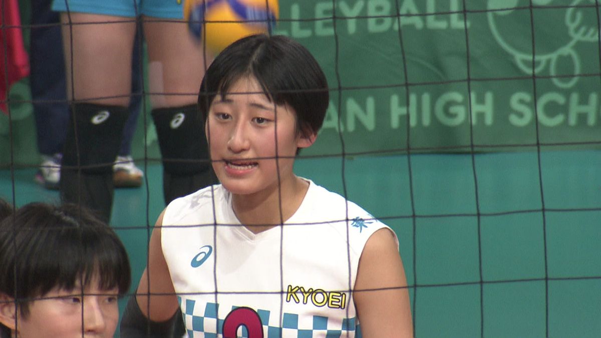 接戦の中、チームメートを鼓舞する秋本美空選手（共栄学園２年）