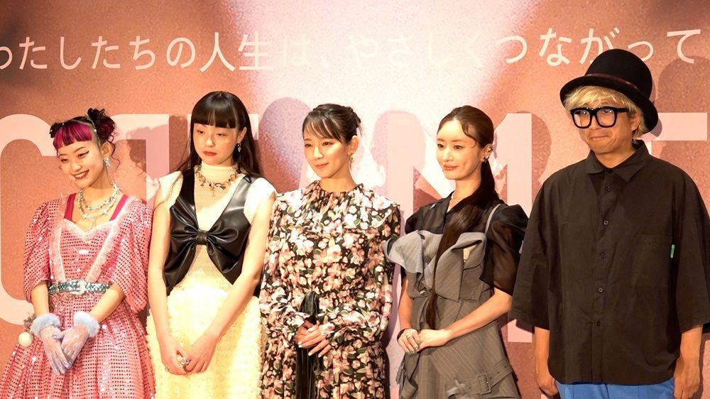 （左から）詩羽さん、モトーラ世里奈さん、吉岡里帆さん、松本まりかさん、千原徹也監督