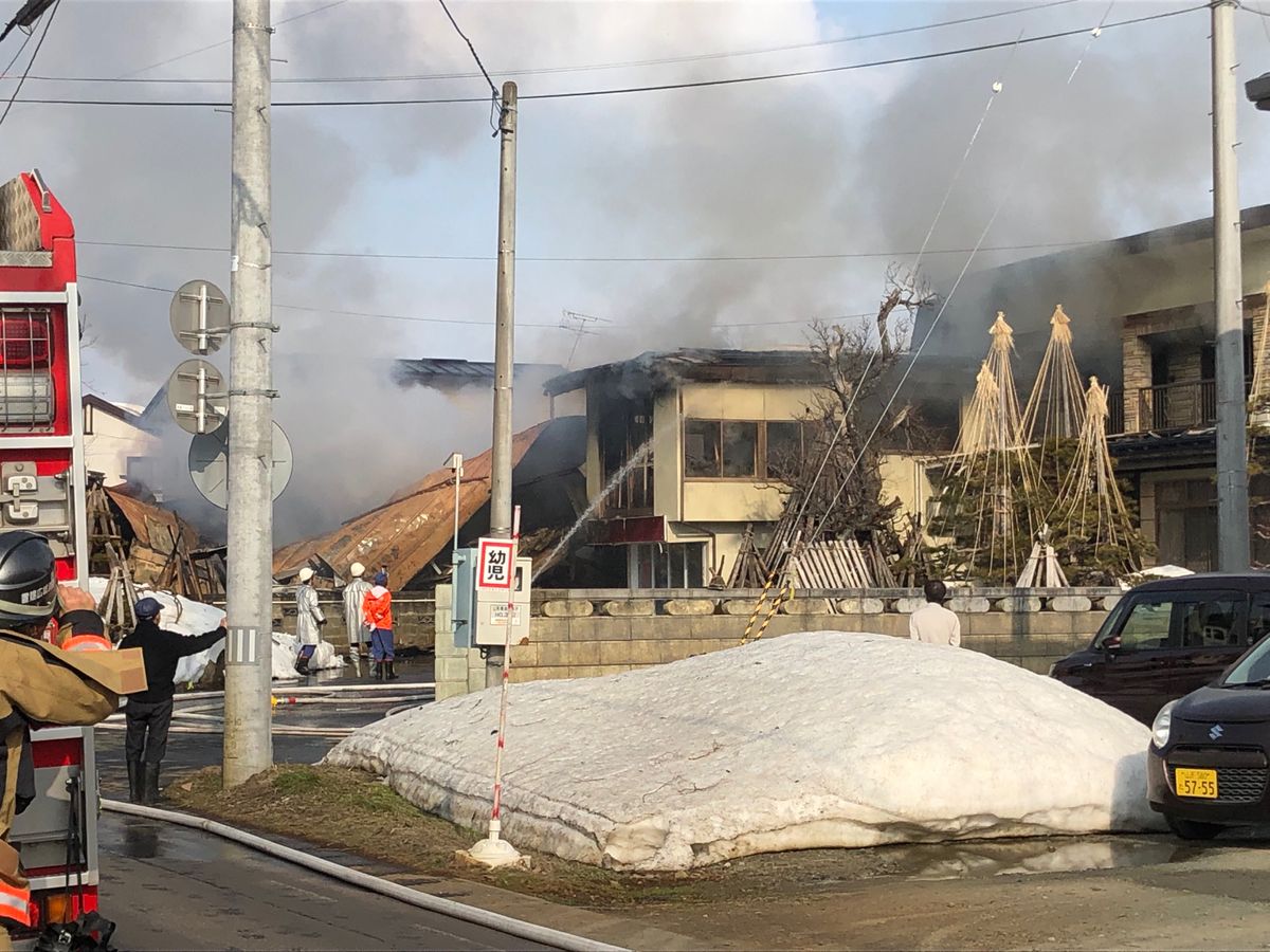 【速報】川西町上小松で住宅火災発生　住人は避難して全員無事の模様・山形