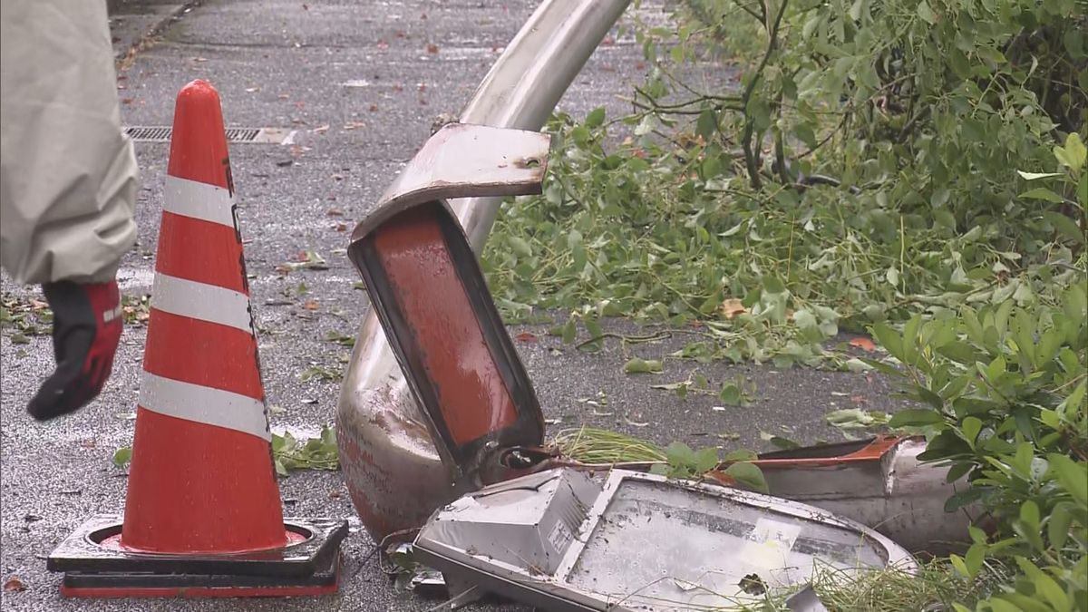 トラックが街路灯に衝突　車道に倒れた街路灯に別の車がさらに衝突　驚いた原付バイクが転倒　3人ケガ　雨でスリップか　福岡　