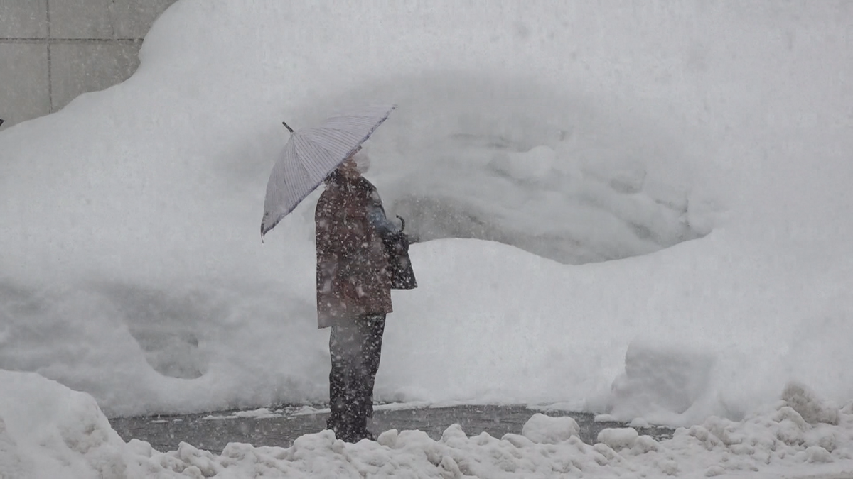 「まさかこうなるとは…」大雪で温泉街の住宅崩れる　山あいでは“屋根雪2メートル”…市街地でも空き店舗が倒壊　青森県黒石市