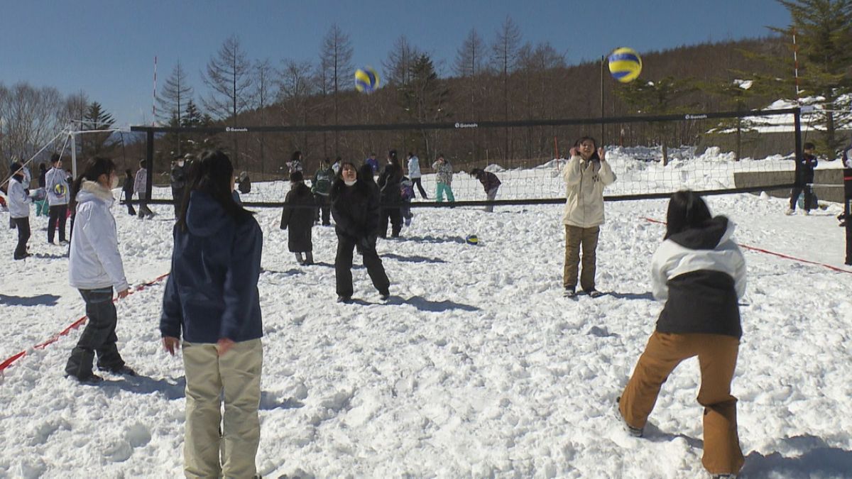 「雪にダイブできて気持ちいい」山梨県で初開催 冬の新スポーツ