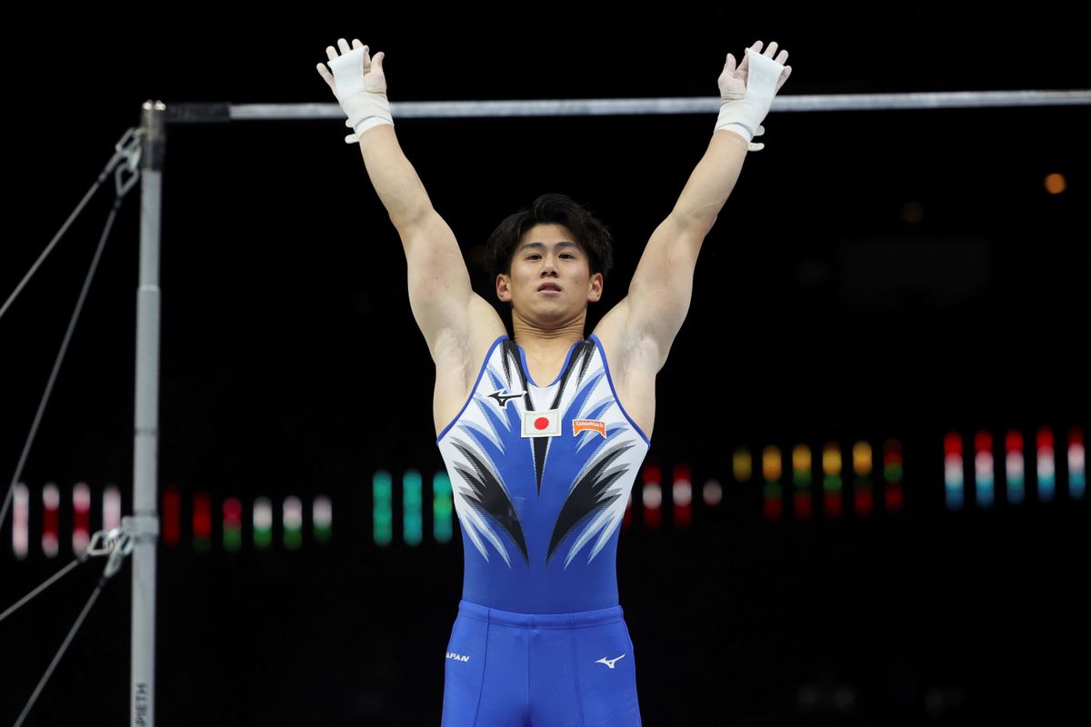 着地で手を回す橋本大輝選手(写真：AP/アフロ)