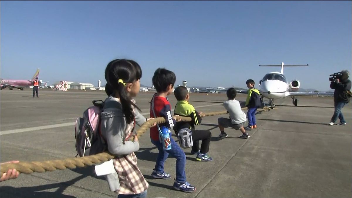 親子で７トンの飛行機と綱引き　名古屋空港