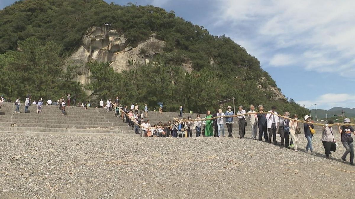 花の窟神社「お綱かけ神事」　観光客ら約300人が参加　三重・熊野市