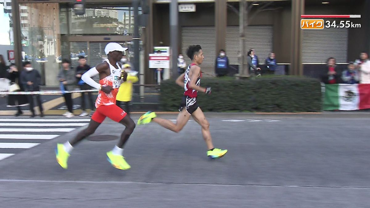 34.5キロ付近でキプチョゲ選手を抜く西山選手(C)東京マラソン財団