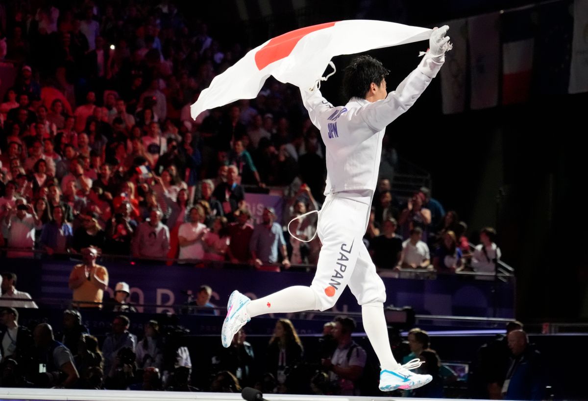 【フェンシング】加納虹輝の快挙に完全アウェーの観客も“スタンディングオベーション”　フランス選手を破り日本個人初の金メダル