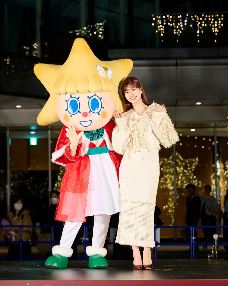 （左から）東京スカイツリー公式キャラクター・ソラカラちゃん、生見愛瑠さん　（c）TOKYO-SKYTREETOWN（c）TOKYO-SKYTREE