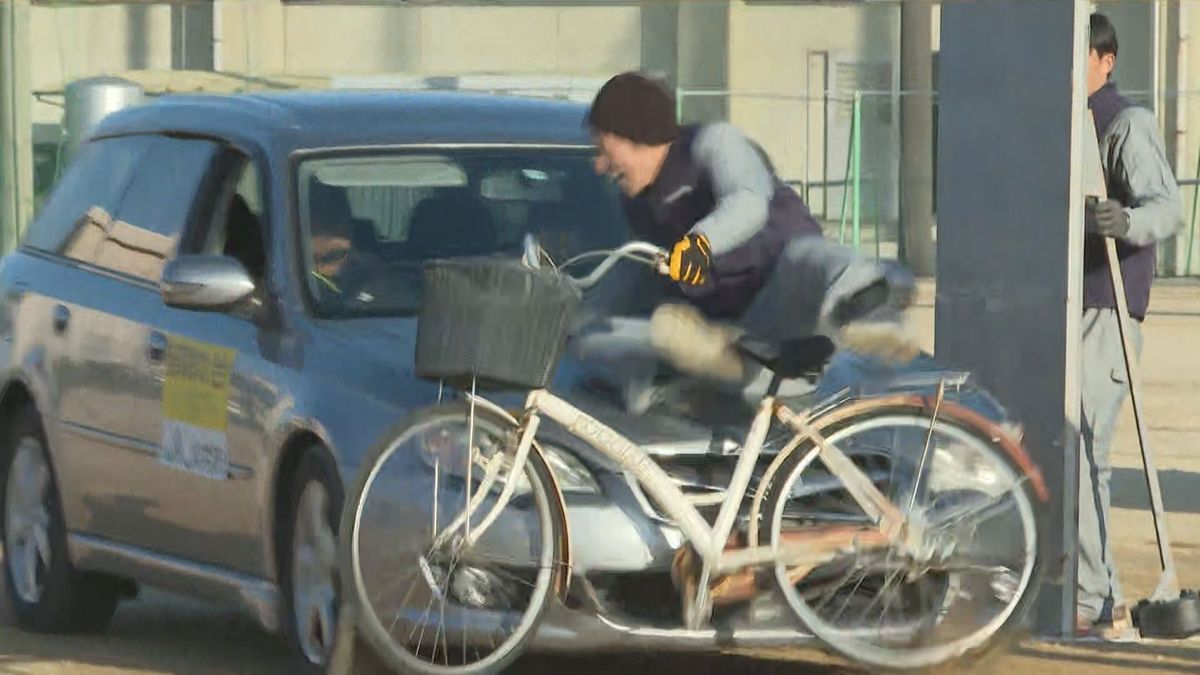 スタントマンが自転車事故を再現「ルールを守る大切さ学んで」高校で交通安全教室【愛媛】