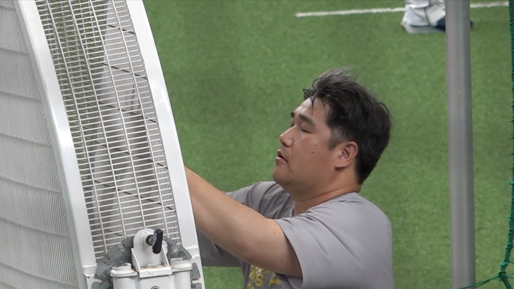 【西武】ベルーナドームに巨大扇風機が登場　選手たちは練習の合間にクールダウン