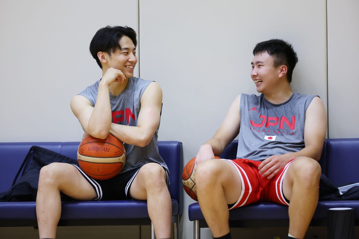 代表合宿で談笑する河村選手（左）と富永選手（右）【写真：森田直樹/アフロスポーツ】