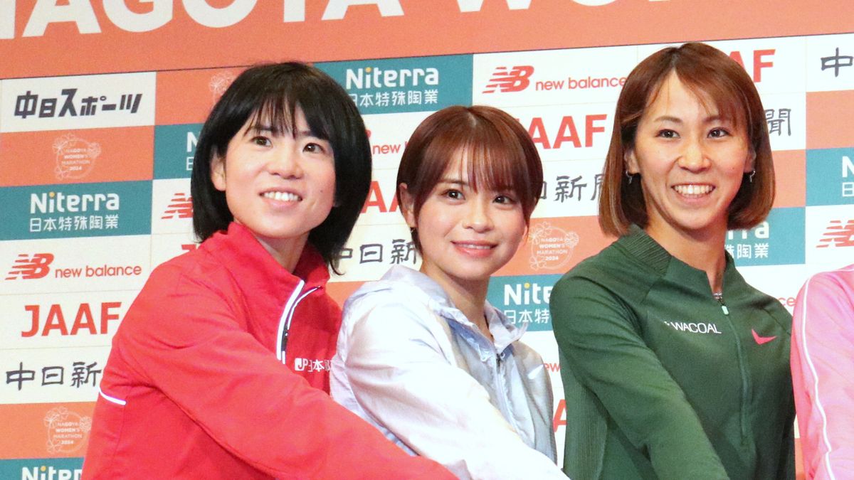 左から鈴木亜由子選手、加世田梨花選手、安藤友香選手(写真：時事)