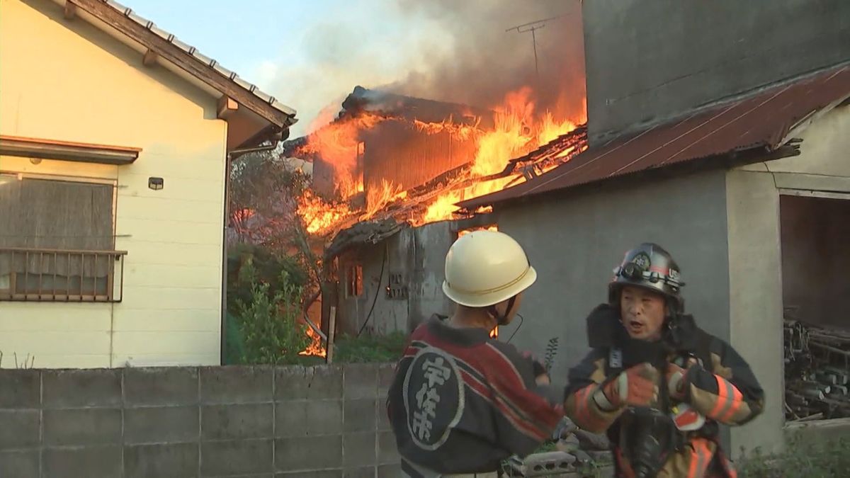 激しい炎を前に消火活動　宇佐市で住宅全焼　隣家に延焼も　家人は逃げて無事　警察が出火原因調べる