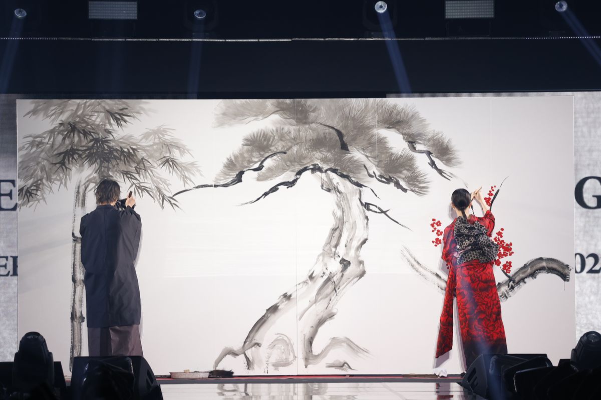 『竹』を描く横浜さんと、『梅』を描く清原さん