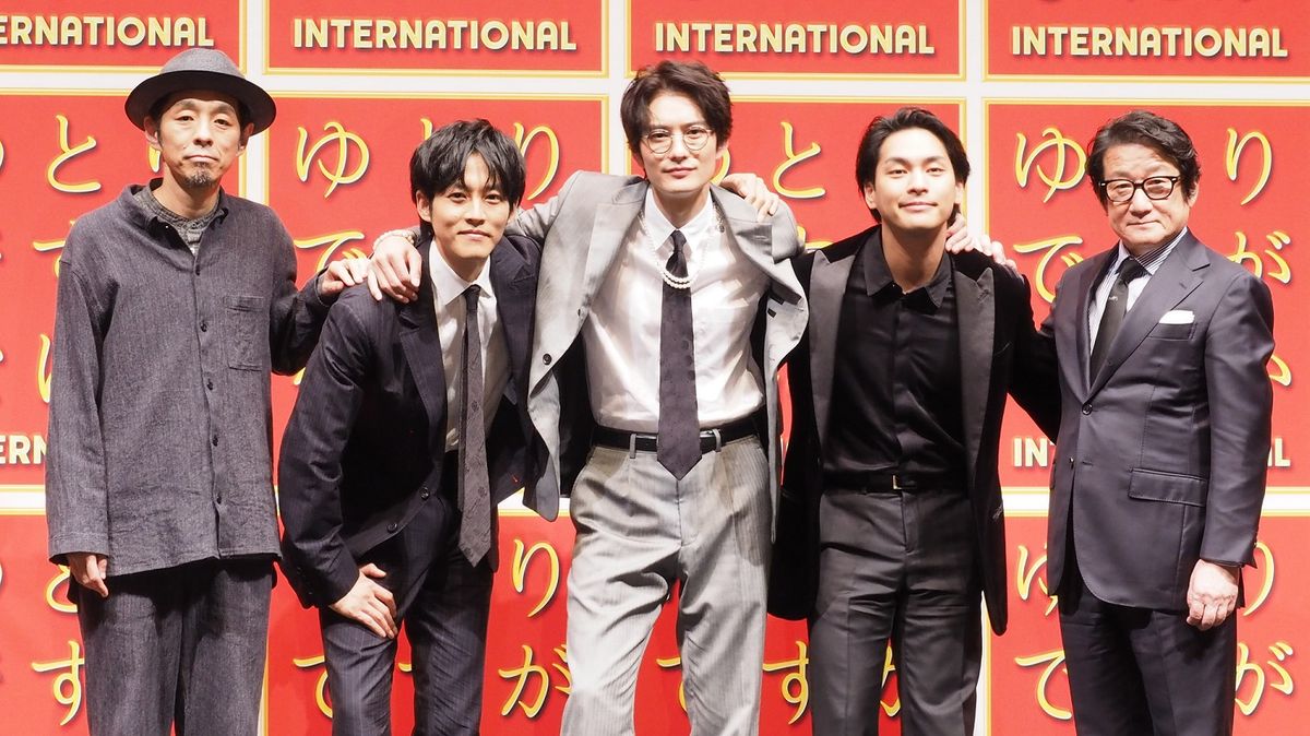 （左から）宮藤官九郎さん、松坂桃李さん、岡田将生さん、柳楽優弥さん、水田伸生監督