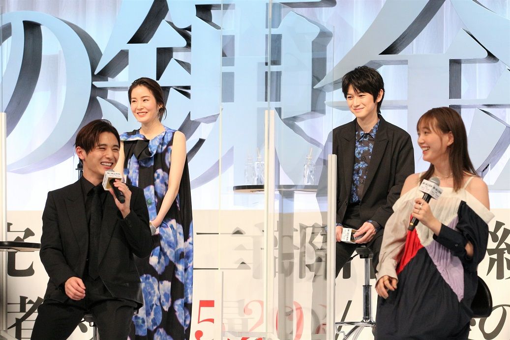 （左から）山田涼介さんと本田翼さん