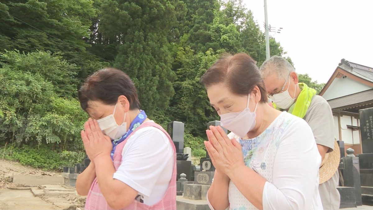 大雨で被災した山形県戸沢村蔵岡地区の寺で墓参り　ボランティアの協力でお盆に間に合う