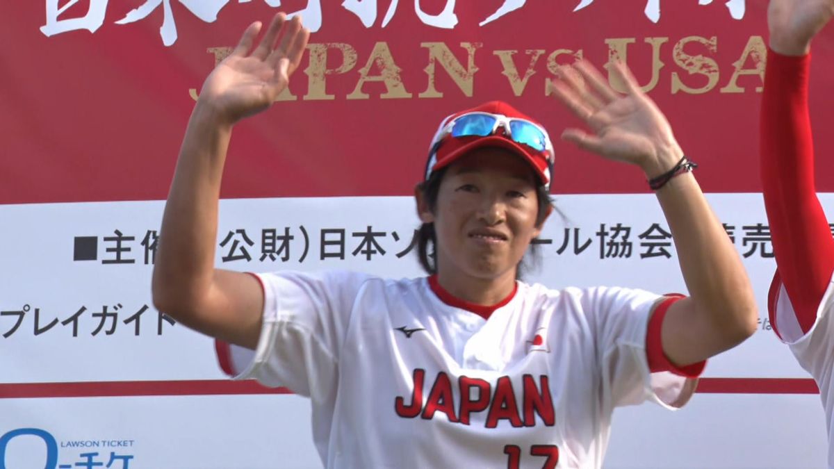 ファンの声援に応える上野由岐子投手