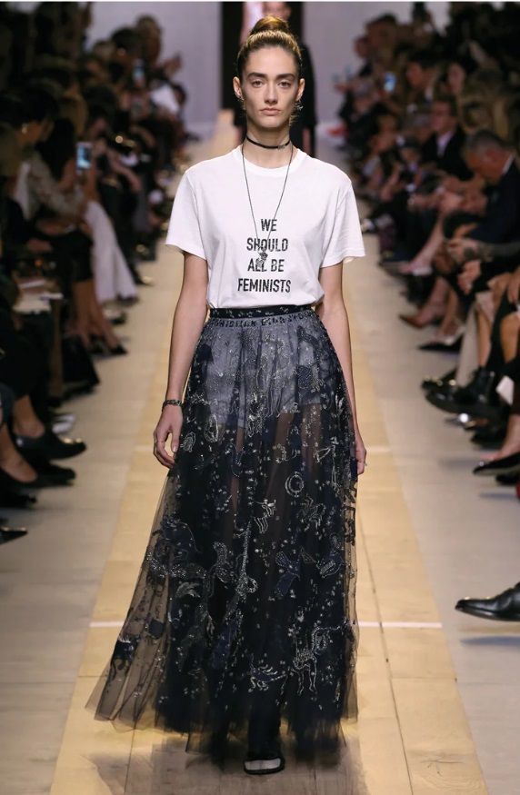 『WE SHOULD ALL BE FEMINISTS』のTシャツ
