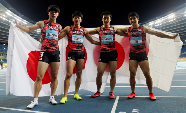 陸上男子４×４００ｍリレー　銀メダル獲得