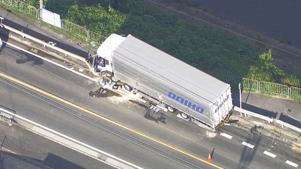 【速報】トラックと乗用車2台、自転車が絡む事故　トラック運転手は死亡、他3人重軽傷　大阪・柏原市