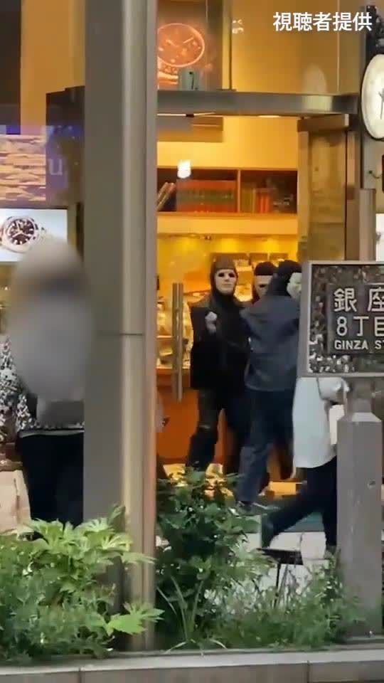 銀座8丁目で強盗　店のガラス割られ…逃走中