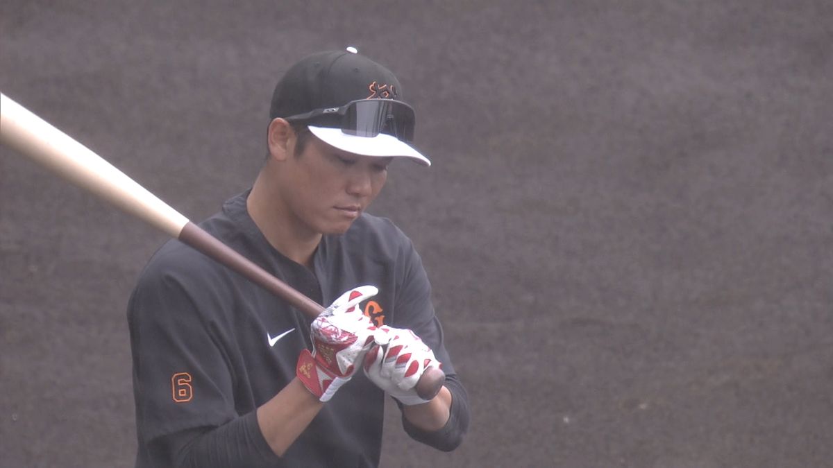 バットの握りを確認する坂本勇人選手(画像:日テレジータス)