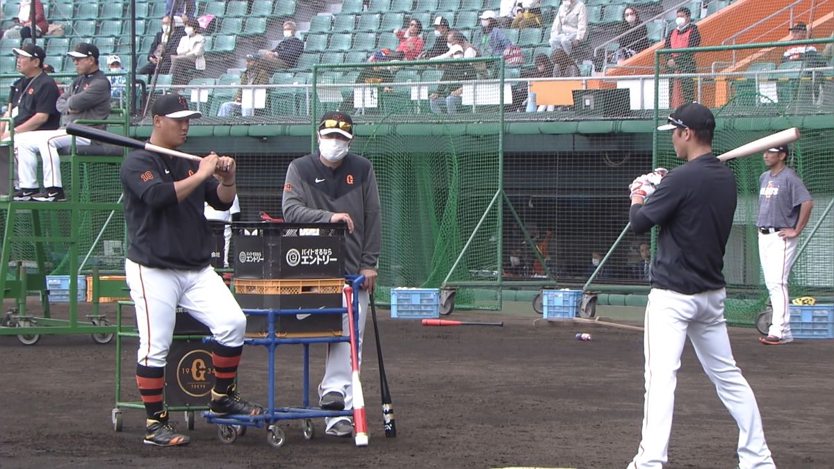 【巨人】坂本勇人＆中田翔が『バッティング談義』　亀井善行コーチもアドバイス送る