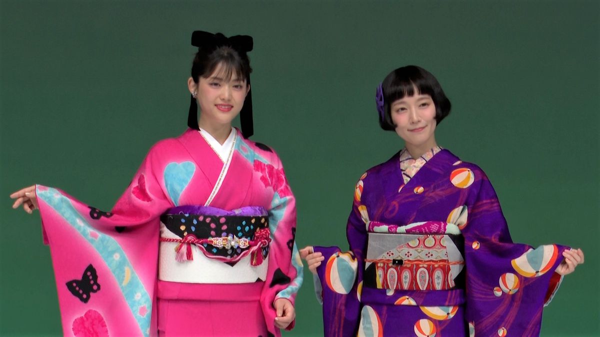 ハート模様のピンクの着物の松村沙友理さん（左）と大正ロマンを思わせる紫の着物の吉岡里帆さん（右）