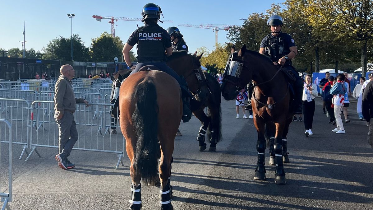 【ラグビーW杯】会場外には馬の姿も 厳戒態勢で臨む警官 サッカーW杯でも馬で警備