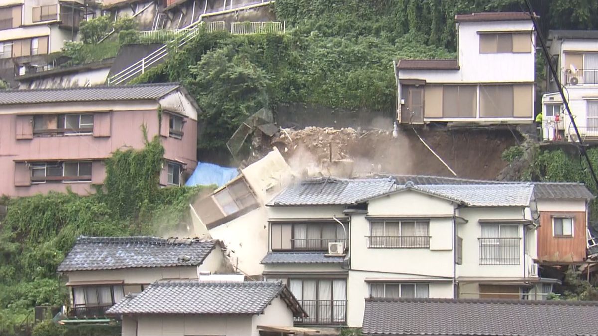 民家崩落…その瞬間　土砂崩れで一部宙に