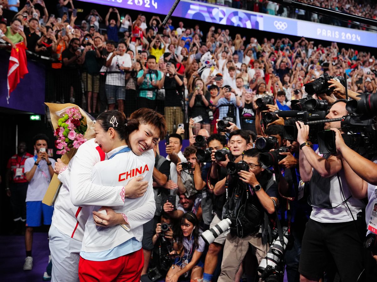 バドミントン会場も歓喜の輪「誰にも真似できない」「二重の祝福」混合ダブルス金メダルの中国選手に“公開プロポーズ”