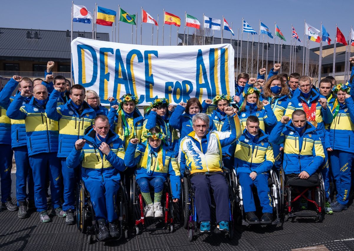 ウクライナのパラ選手団「全ての人に平和を」と選手村で会見