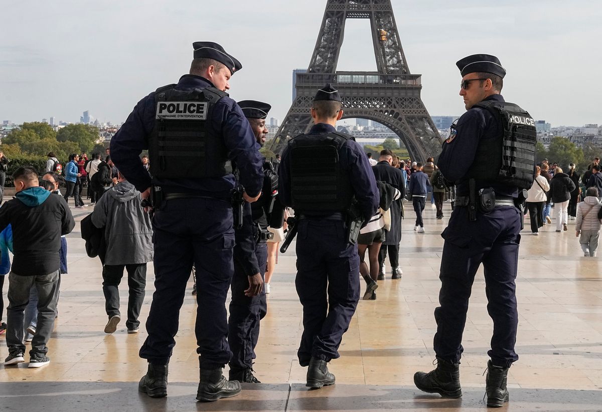 パトロールする警察官　フランスではテロ警戒レベルが最高水準に（写真：AP/アフロ）