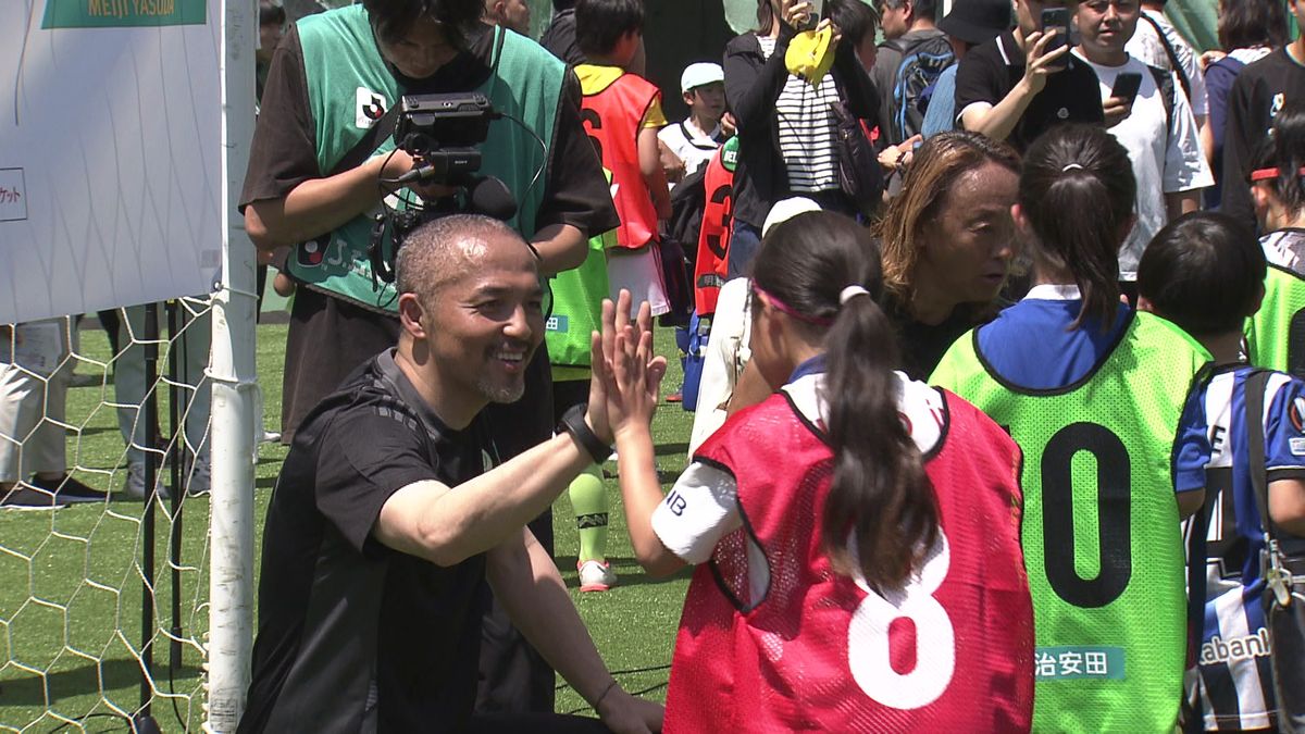 小学生にサッカーを指導する小野伸二さん