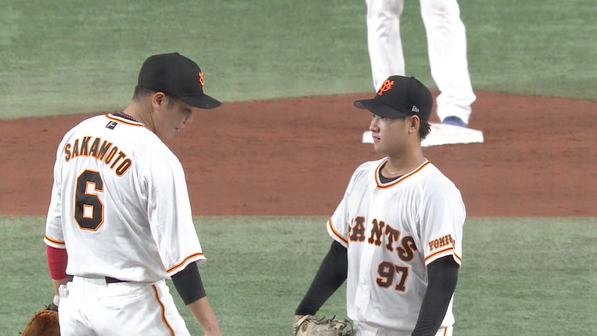 井上温大投手(右)に声をかける坂本勇人選手(左)