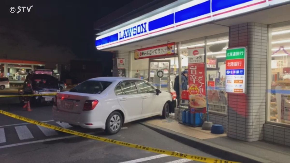 【速報】「車が突っ込んだ」高齢女性運転の乗用車が…コンビニ入口大破　北海道苫小牧市