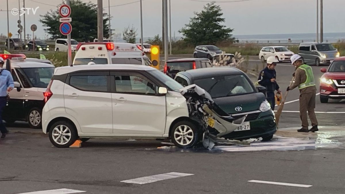 男女3人を搬送　国道交差点で軽乗用車と乗用車が衝突　北海道小樽市