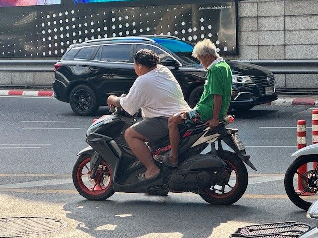 バイクのノーヘル運転