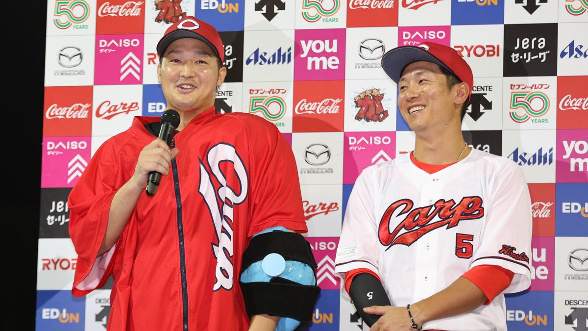 ７/４に阪神に勝利しヒーローインタビューを受ける床田寛樹投手（左）と西川龍馬選手（右）【写真：時事】
