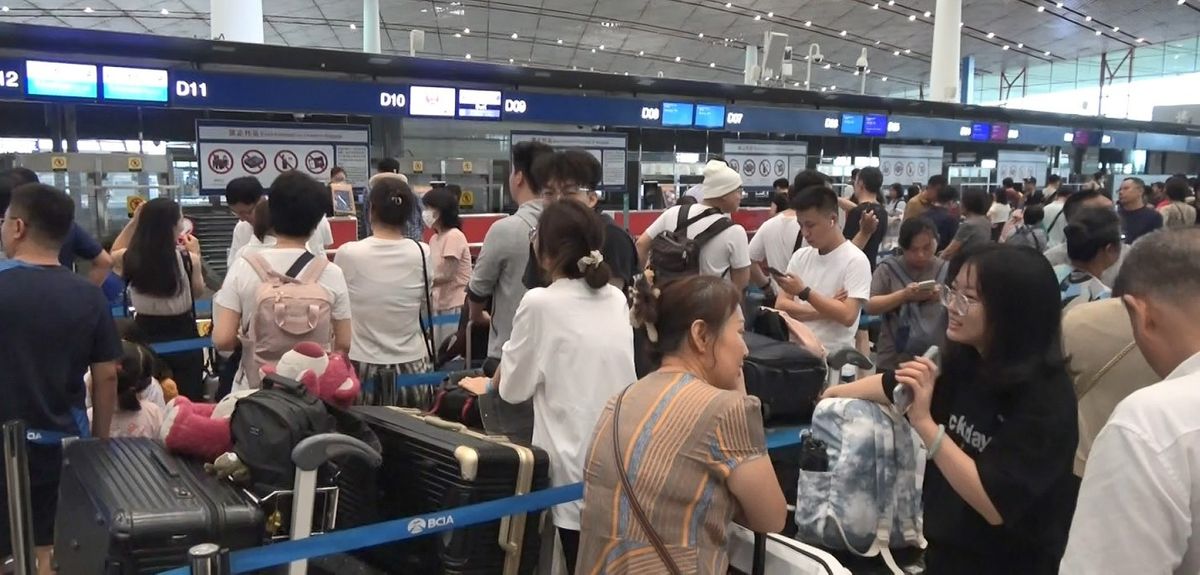 団体旅行解禁　北京の空港に訪日客の姿