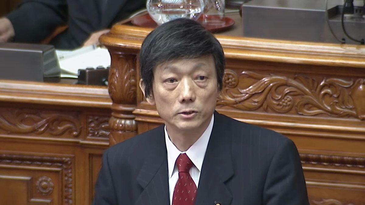 代表質問に立つ山本孝史参院議員(2006年5月)